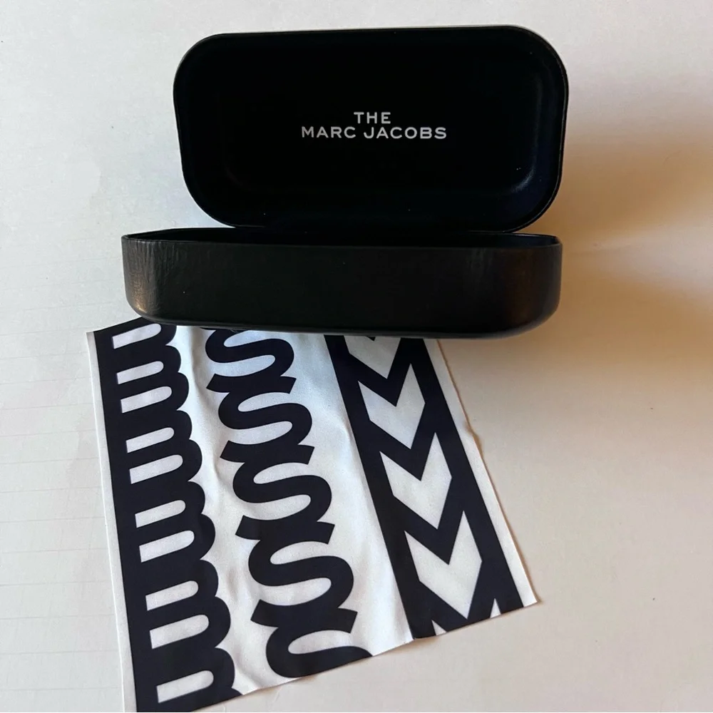 MARC JACOBS LARGE SUNGLASSES CASE WITH CLEANING CLOTH BLACK NEW